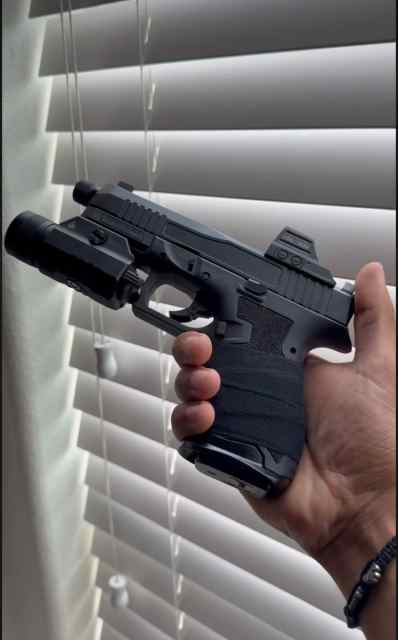 PSA dagger compact