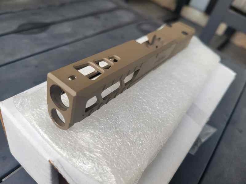 Glock G17 Gen5 Slide / Threaded barrel / Sights